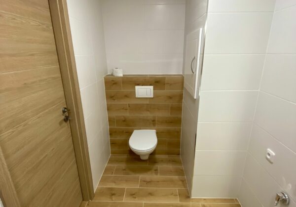Bílá koupelna a kuchyně v přírodním stylu s dřevěnými prvky (Most)