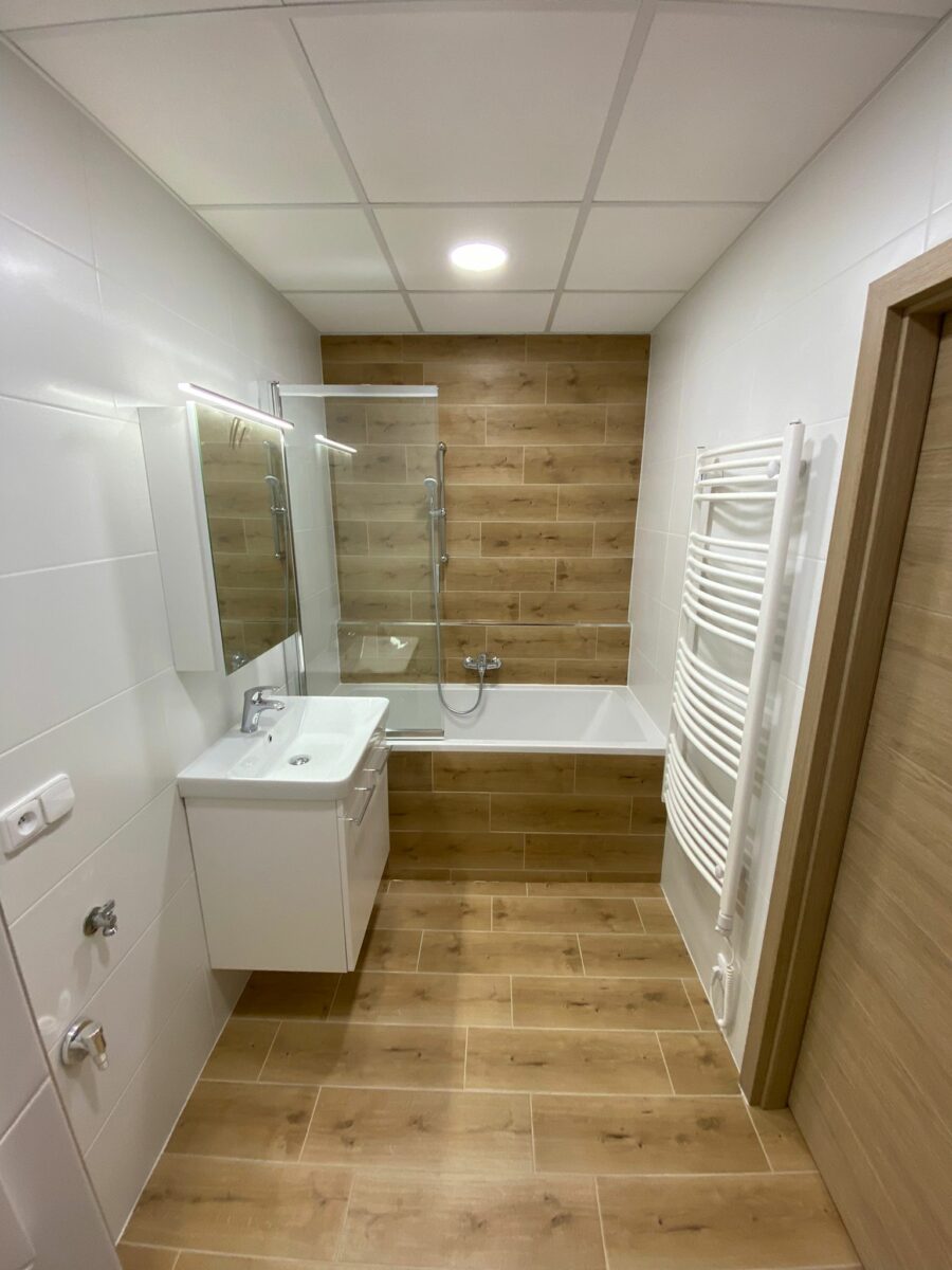 Bílá koupelna v přírodním stylu s dřevěnými prvky (Chomutov)