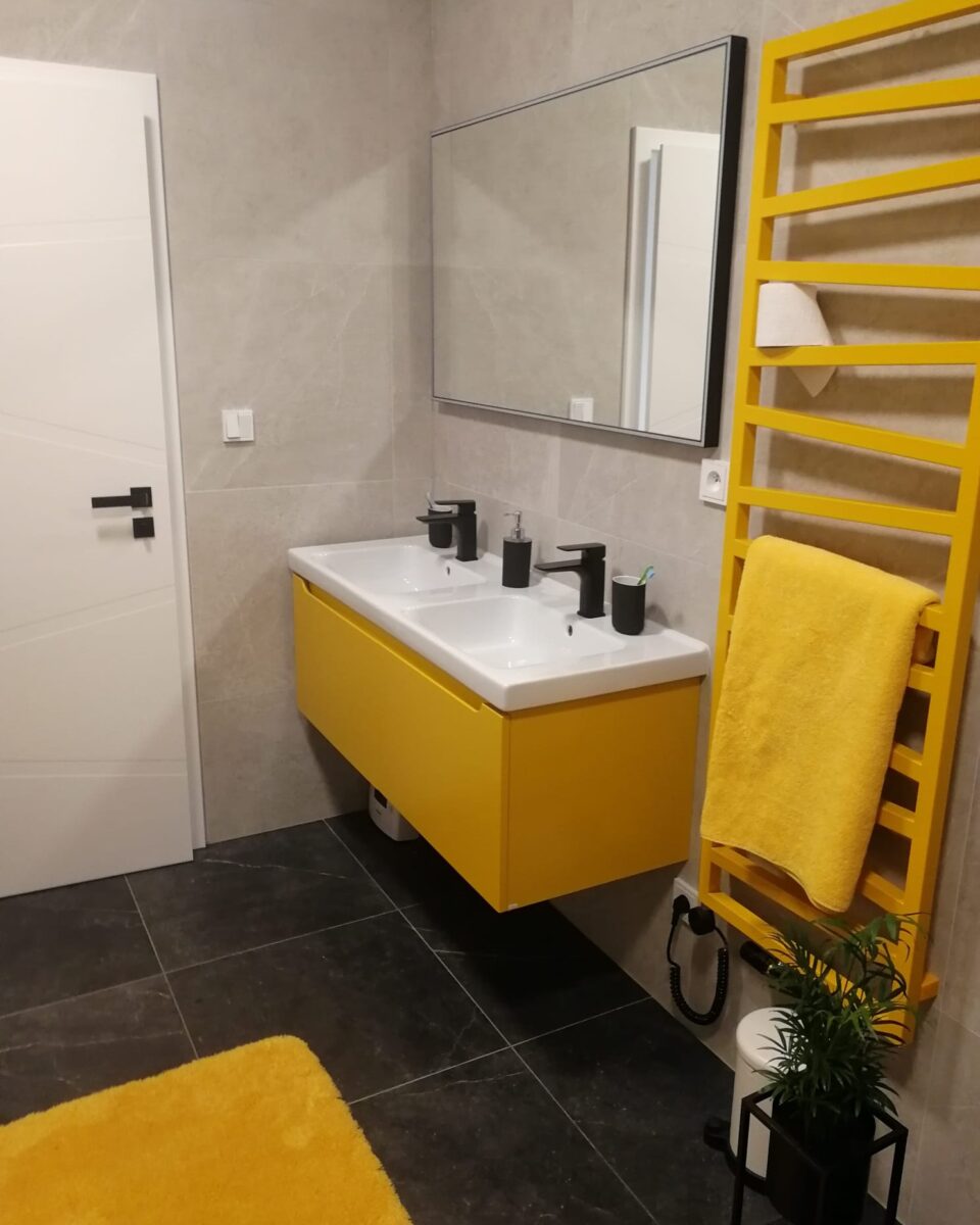 hravá žlutá koupelna