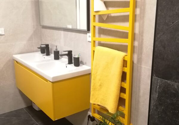 hravá žlutá koupelna