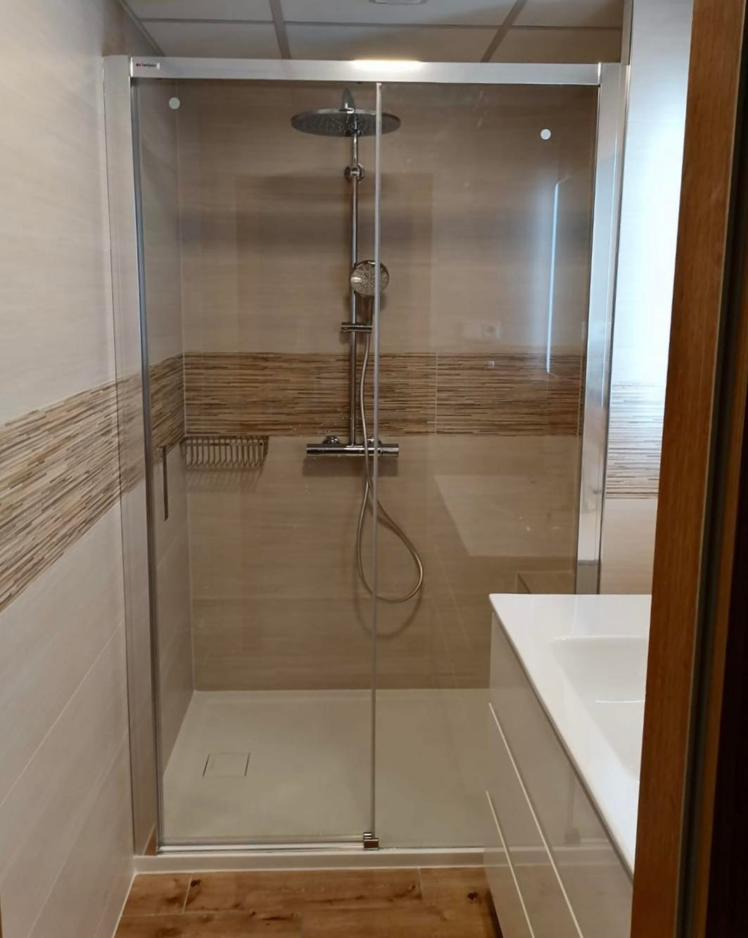 Malá koupelna v panelovém domě se sprchovým koutem se sedátkem