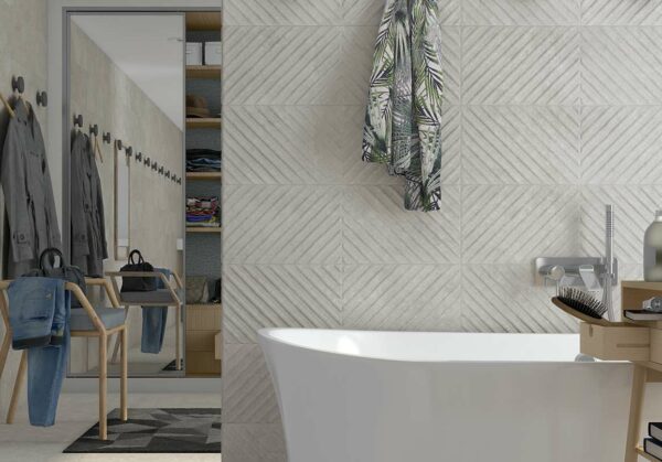 grafické návrhy koupelen – Koupelna s velkoformátovými obklady a volně stojící vanou