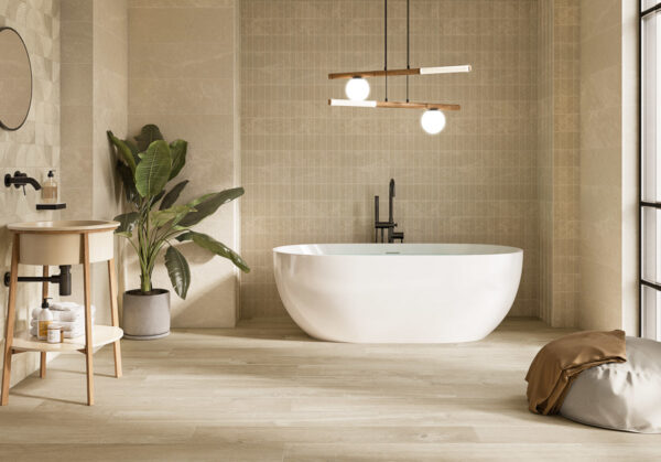 grafické návrhy koupelen – Béžová koupelna s dlažbou v dekoru dřeva