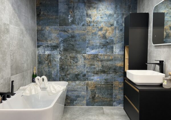 grafické návrhy koupelen – Modrá koupelna s kombinací šedé a černé