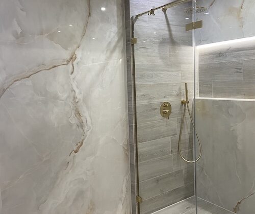 grafický návrh koupelny – Koupelna s obkladem v imitaci mramoru
