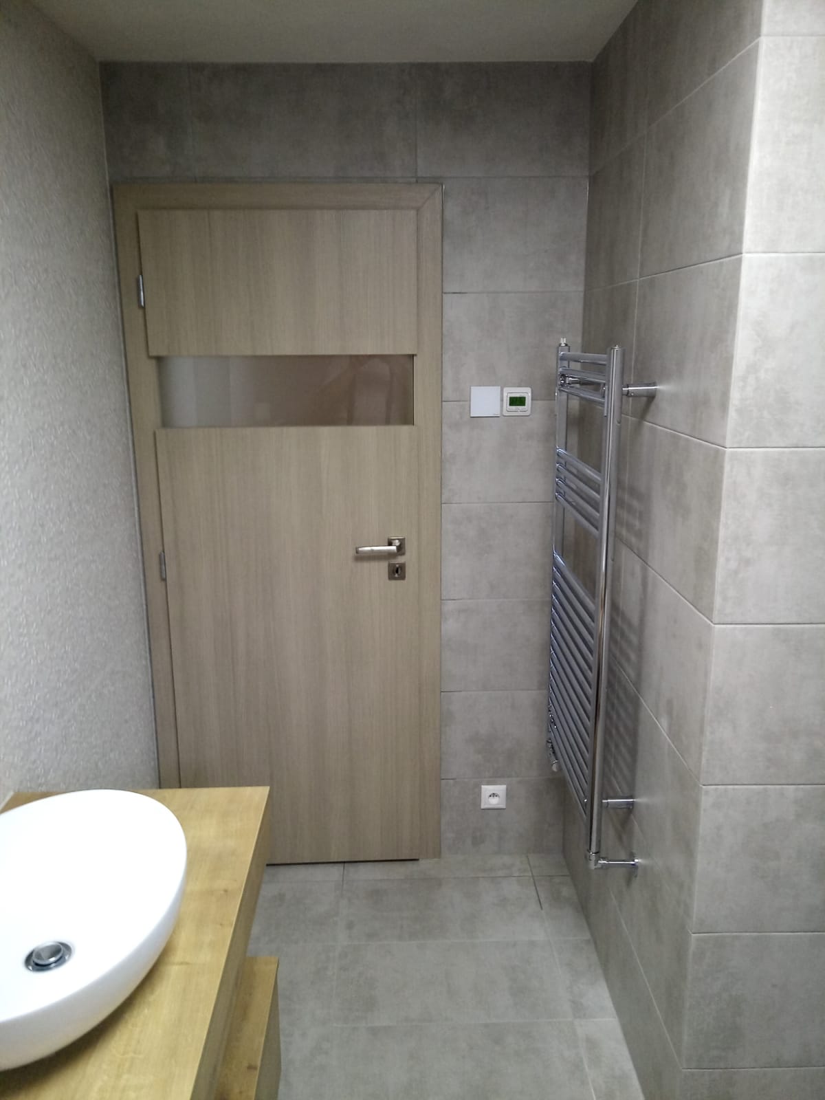 Světlá koupelna s volně stojící vanou (Litvínov)