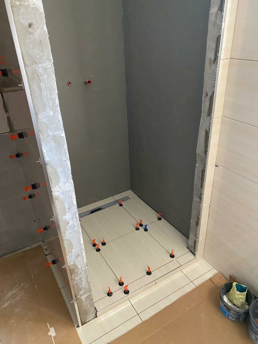 Moderní šedá koupelna s hnědými prvky – od návrhu po realizaci (Most)
