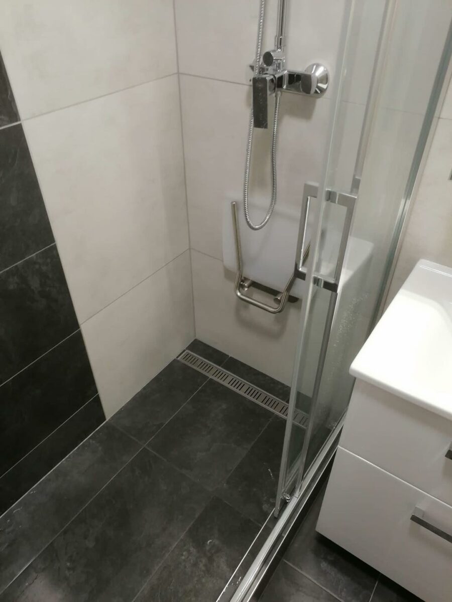 Malá šedá koupelna s velkou sprchou i se sedátkem (Most)