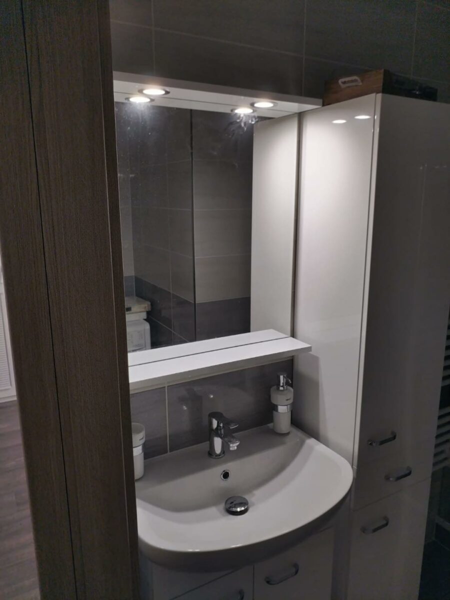 Malá koupelna v panelovém bytě (Teplice)
