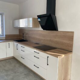 Moderní bílá kuchyně se šikmou digestoří (Chomutov)