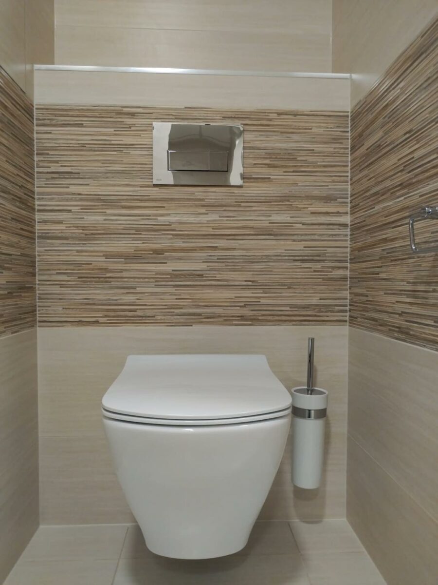 Paneláková koupelna s vanou i sprchovým koutem (Most)