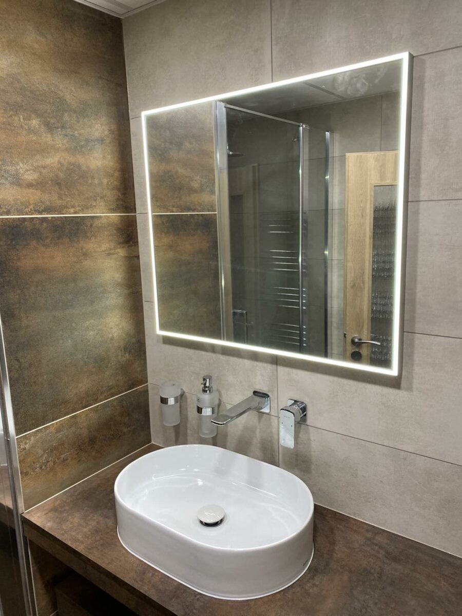 Moderní hnědá koupelna s šedými prvky (Most)