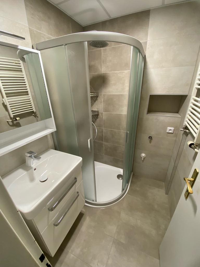 Rekonstrukce elegantní šedé koupelny s velkým sprchovým koutem (Most)