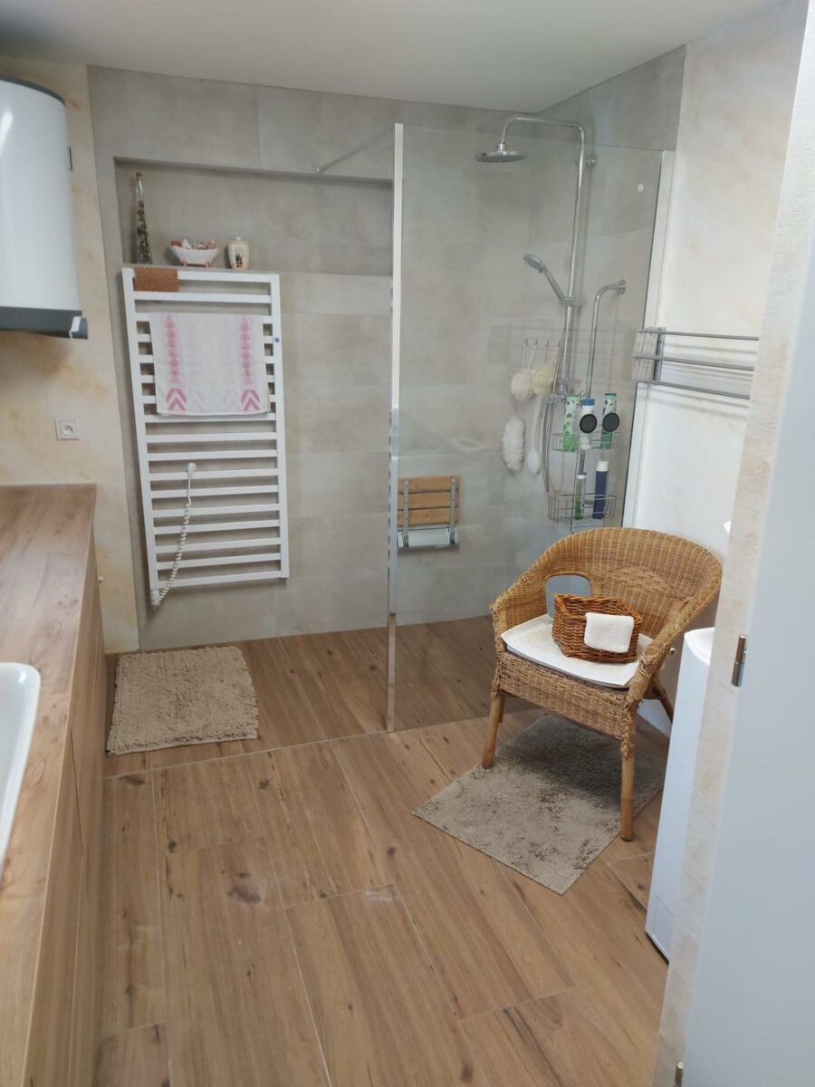 Hnědo šedá koupelna v rodinném domě s Walk-in sprchovým koutem (Most)