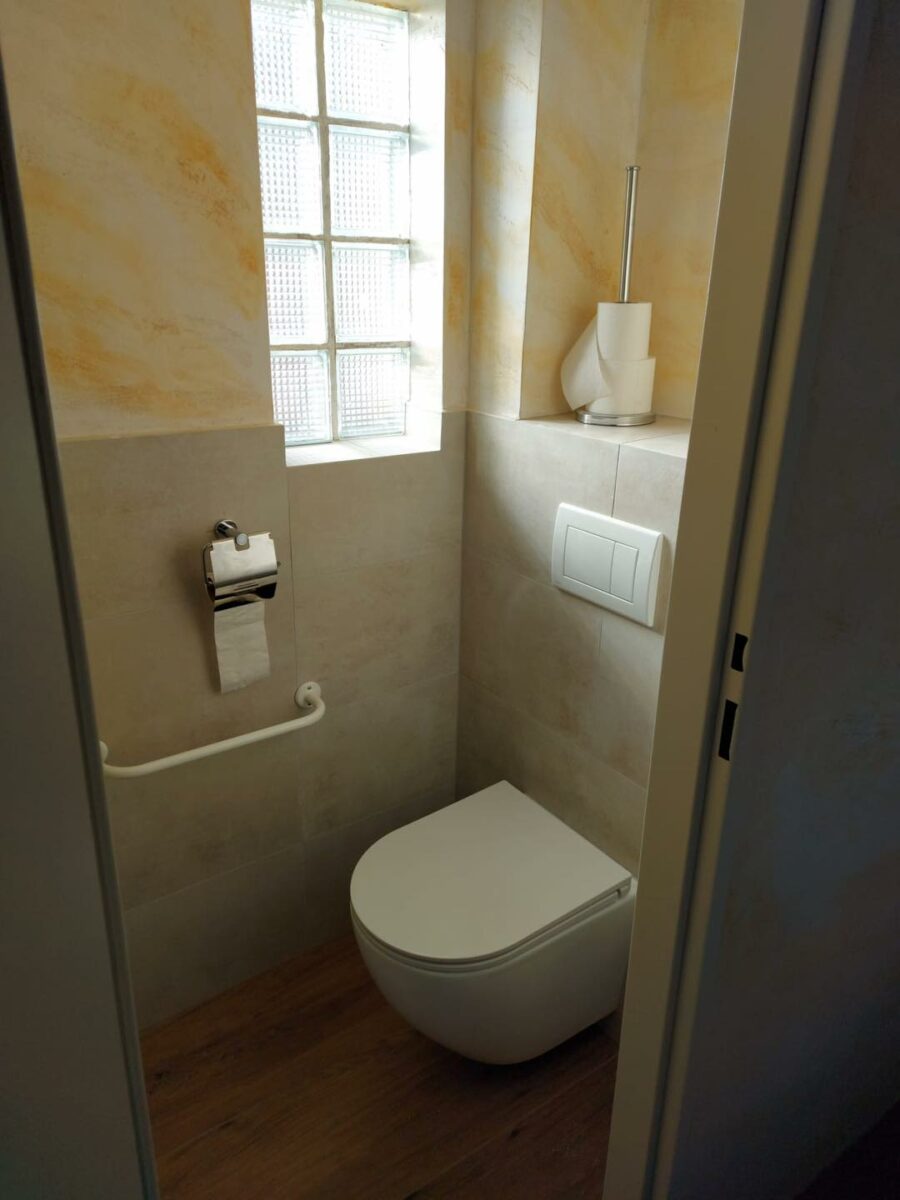 Hnědo šedá koupelna v rodinném domě s Walk-in sprchovým koutem (Most)