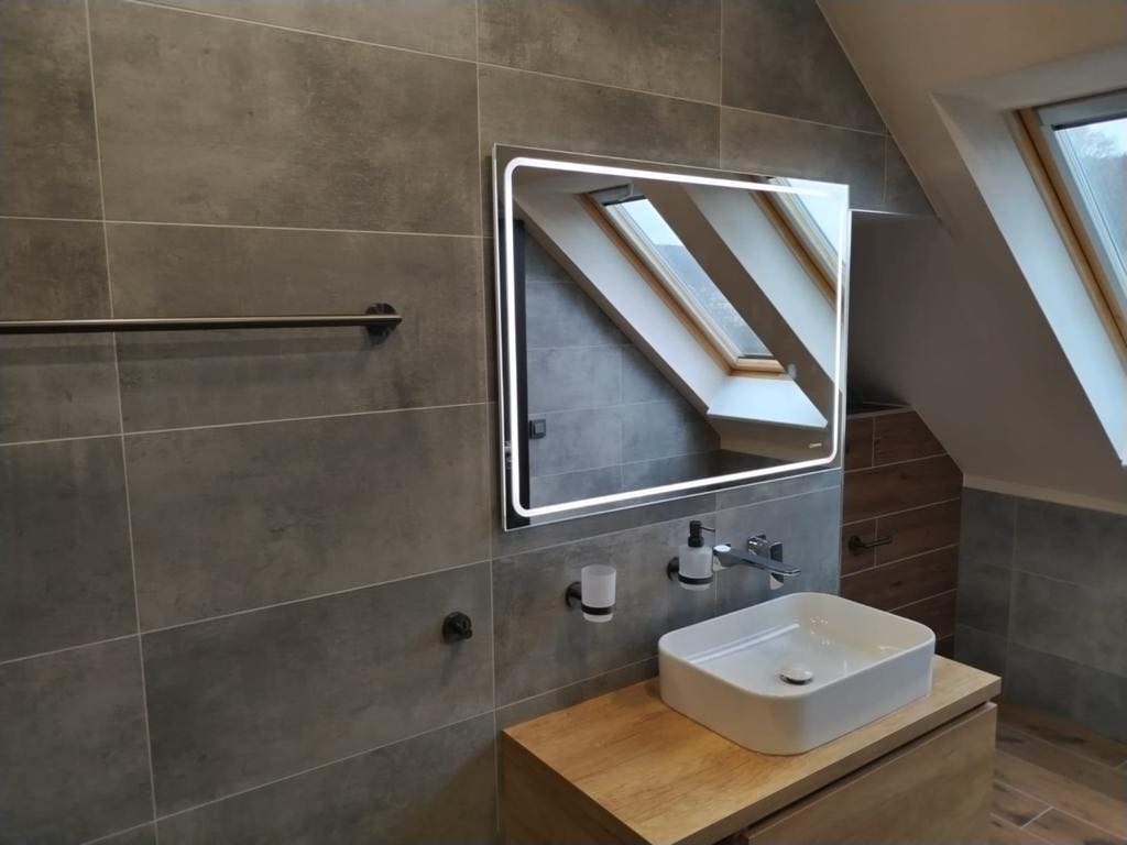 Podkrovní koupelna v kombinaci betonu a dřeva s podomítkovými bateriemi (Most)