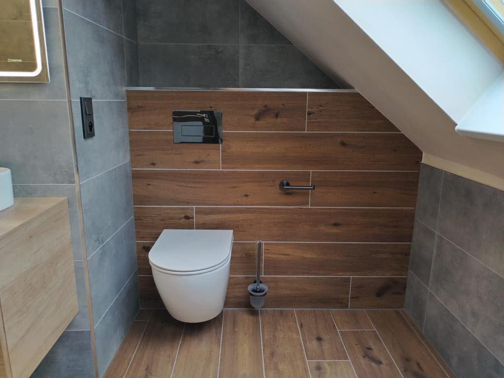Podkrovní koupelna v kombinaci betonu a dřeva s podomítkovými bateriemi (Most)