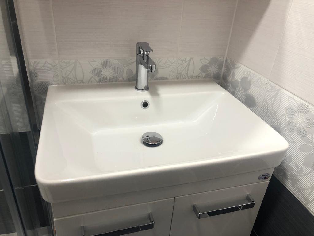 Koupelny inspirace - malá černobílá koupelna s výměnou vany za sprchový kout