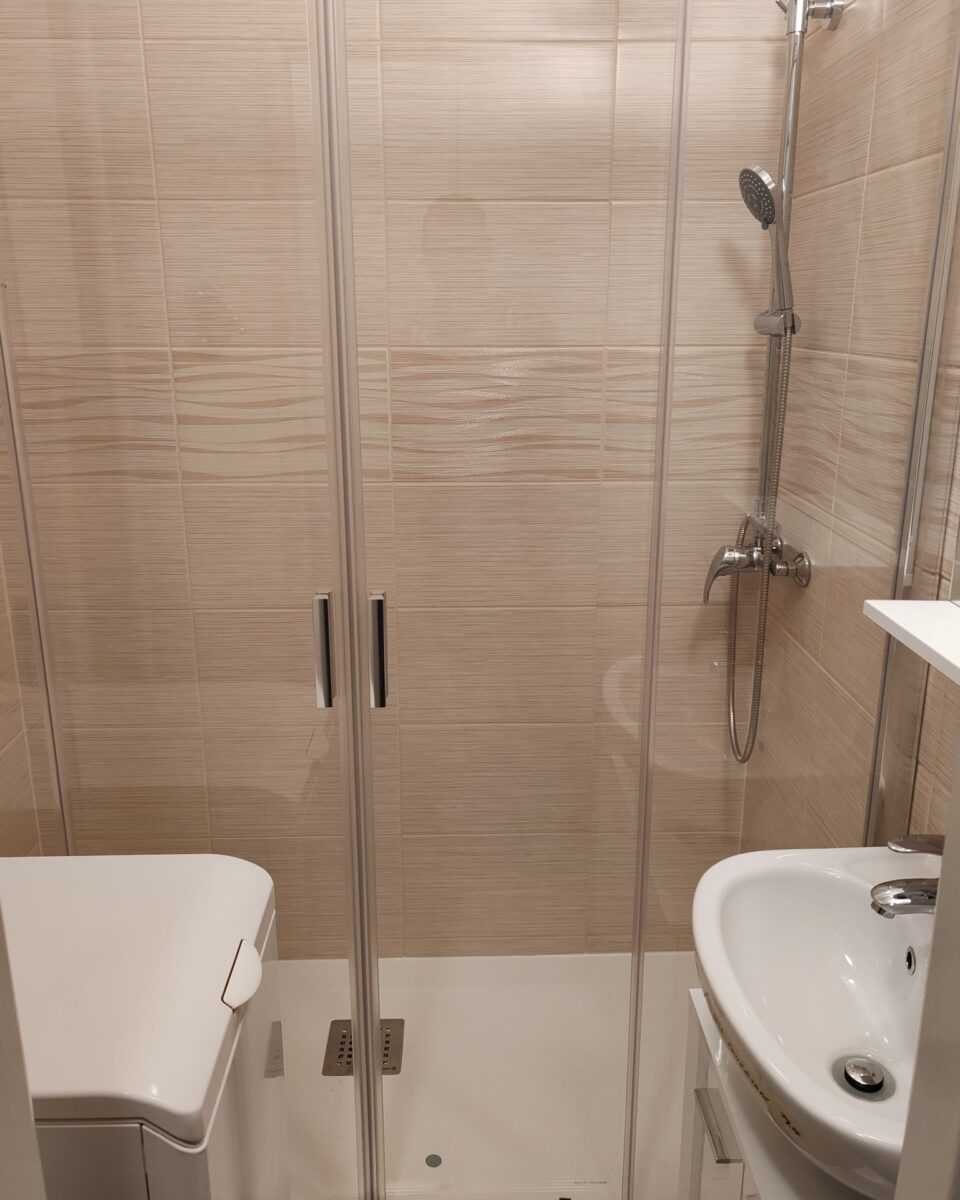 Malá paneláková koupelna se sprchovou vaničkou na míru (Most)