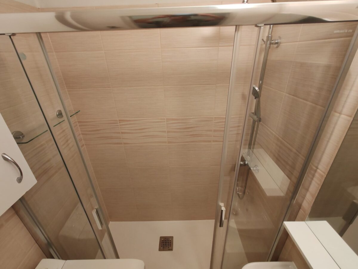 Malá paneláková koupelna se sprchovou vaničkou na míru (Most)