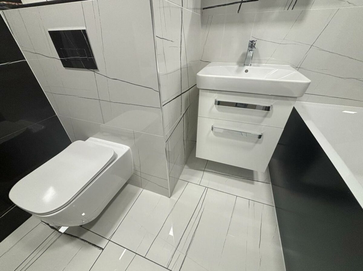 Černobílá paneláková koupelna (Chomutov)
