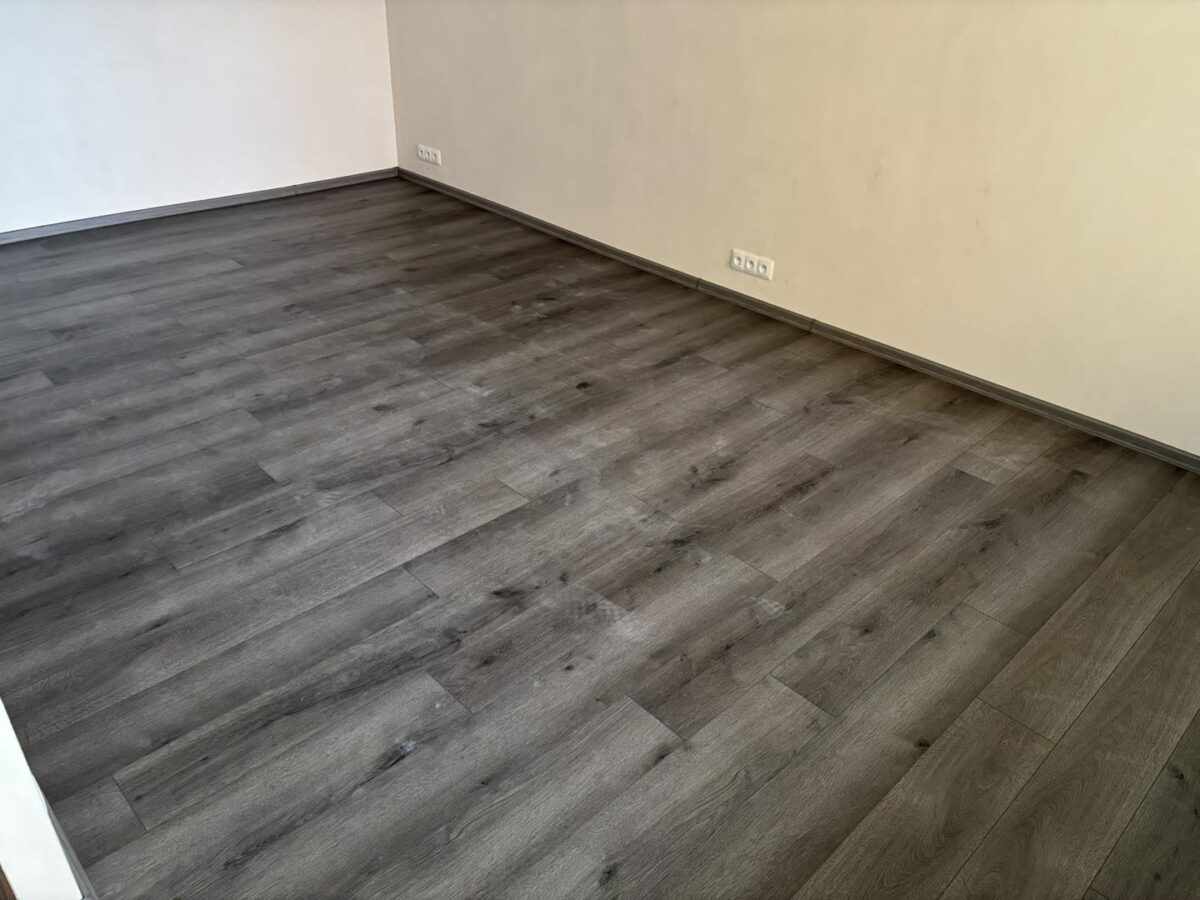 Startovací byt pro mladého muže – malá kuchyně do L (Most)