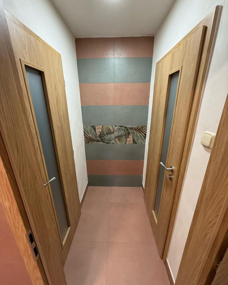 Velká pastelová koupelna s vanou s úžasným květinovým vzorem (Most)
