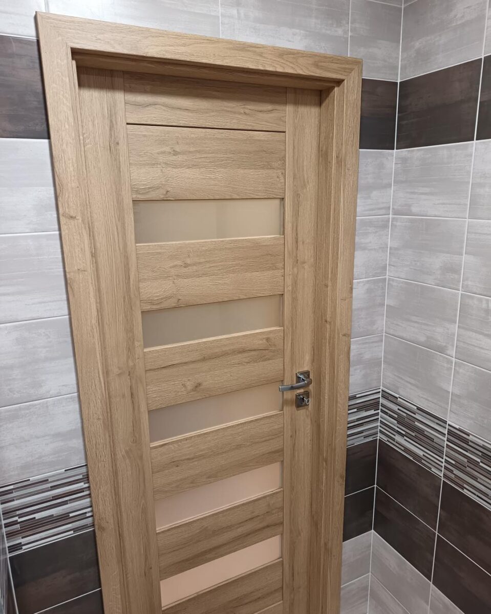 Šedo hnědá paneláková koupelna s velkou vanou i sprchovým koutem (Most)