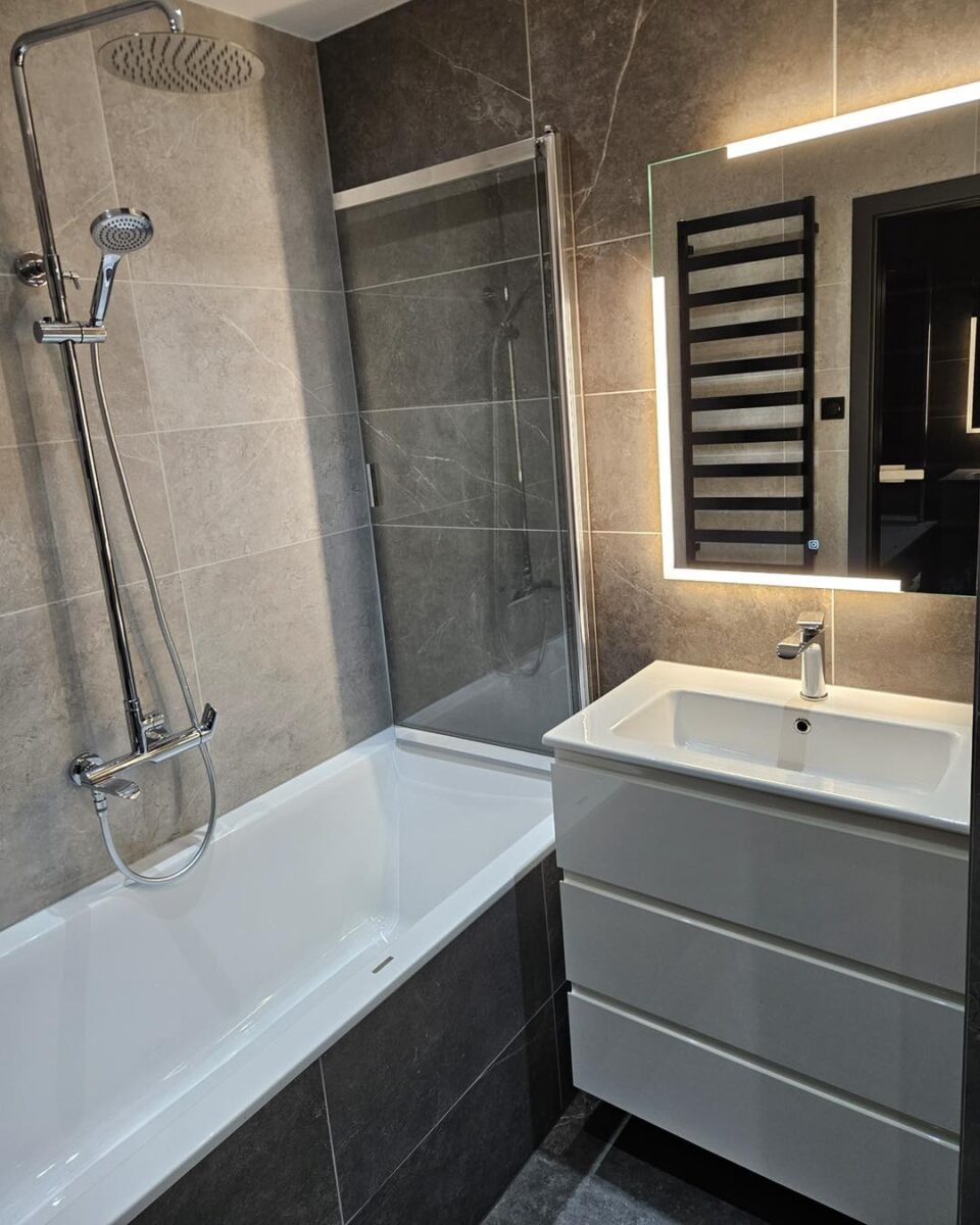 Netradiční koupelna s kombinací formátů dlažby 30x60 a 60x60 (Most)