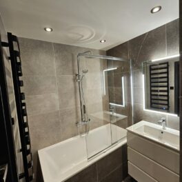 Netradiční koupelna s kombinací formátů dlažby 30x60 a 60x60 (Most)