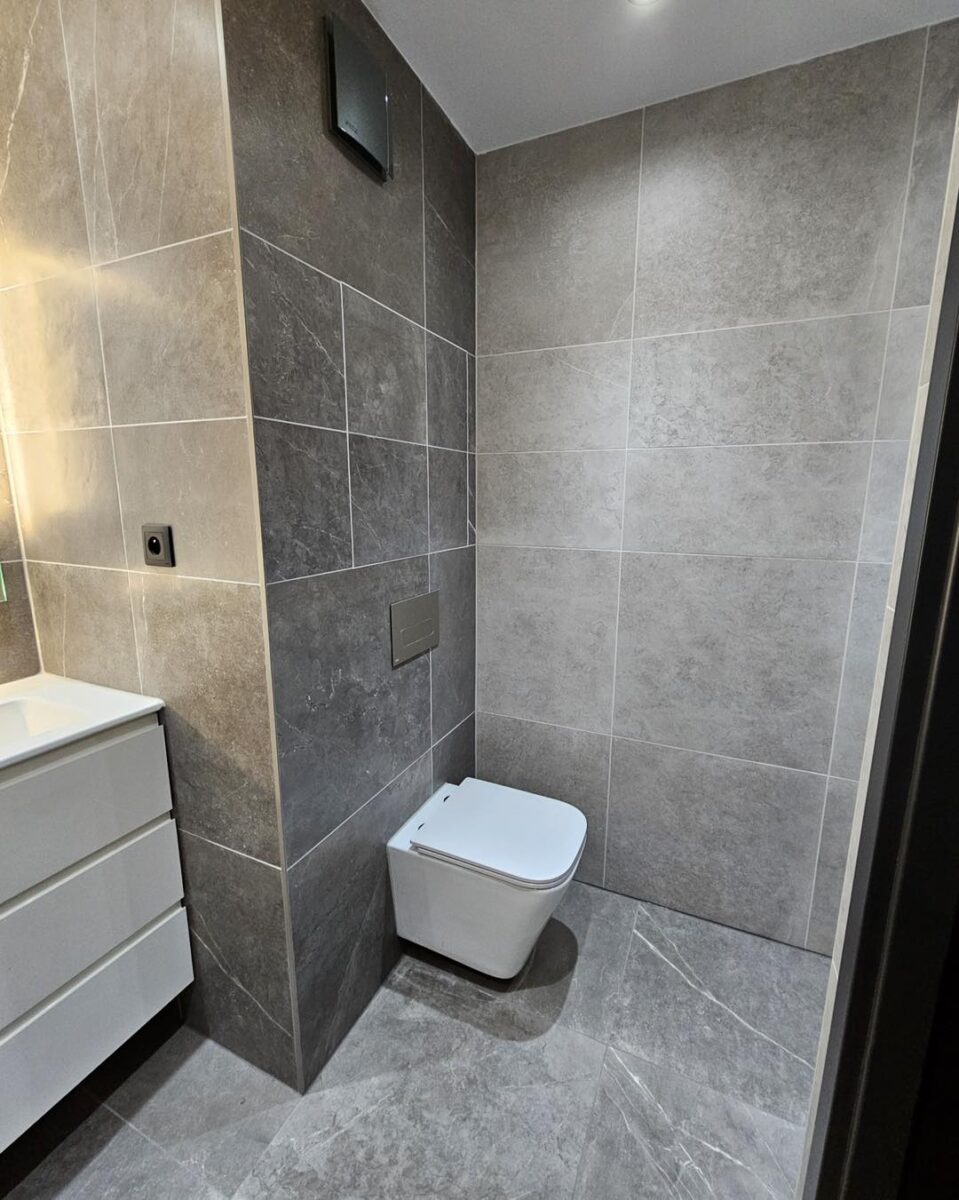 Netradiční koupelna s kombinací formátů dlažby 30x60 a 60x60 (Most)
