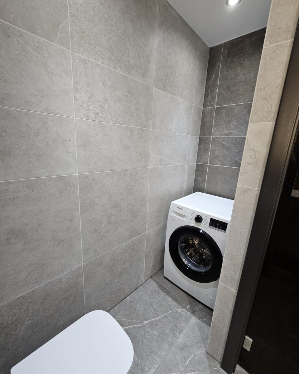 Netradiční koupelna s kombinací formátů dlažby 30x60 a 60x60 (Most)