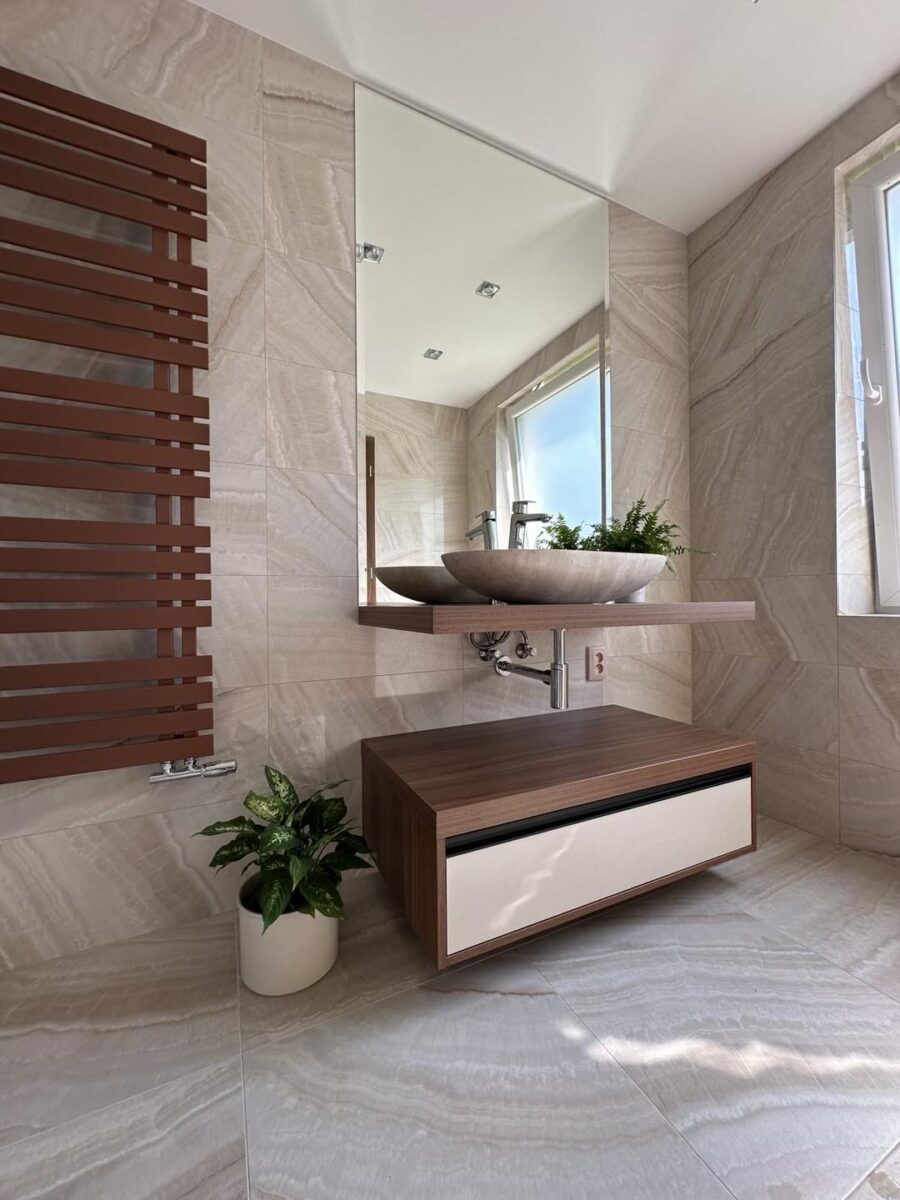 koupelny inspirace: Moderní světlá koupelna s luxusním kamenným umyvadlem (Most)