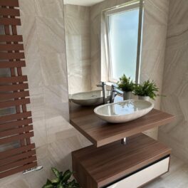 koupelny inspirace: Moderní světlá koupelna s luxusním kamenným umyvadlem (Most)