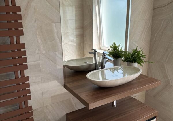 koupelny inspirace: Moderní světlá koupelna s luxusním kamenným umyvadlem (Most)