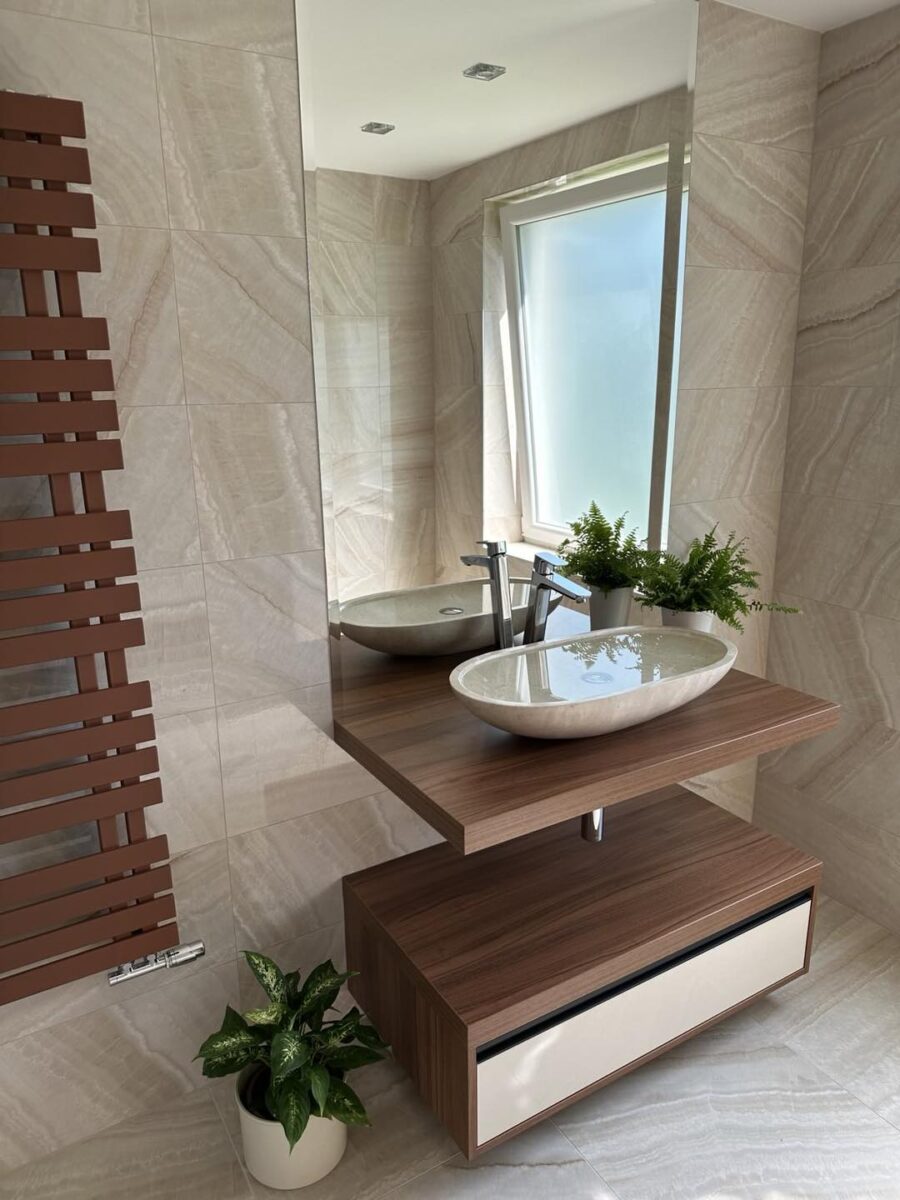 koupelny inspirace: Moderní světlá koupelna s luxusním kamenným umyvadlem (Most)