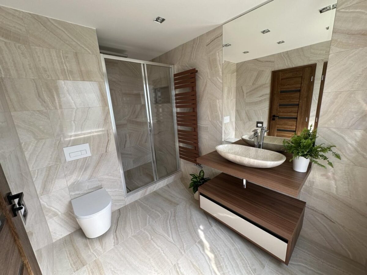 koupelny inspirace: Moderní světlá koupelna s luxusním kamenným umyvadlem (Most)