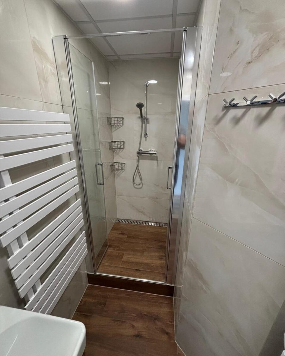 Mramorová koupelna v kombinaci se dřevem (Most)