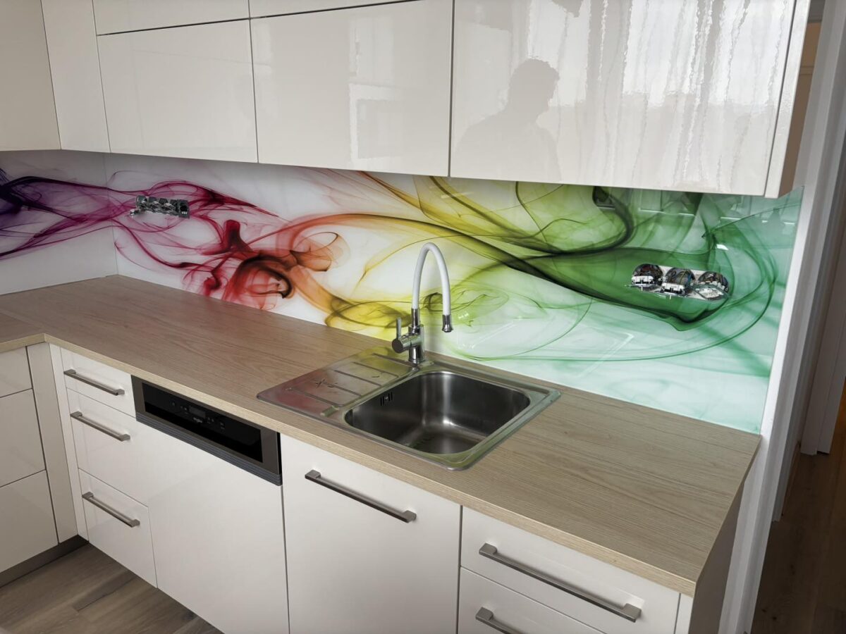 Světlá kuchyně s originálním barevným sklem mezi linku (Most)