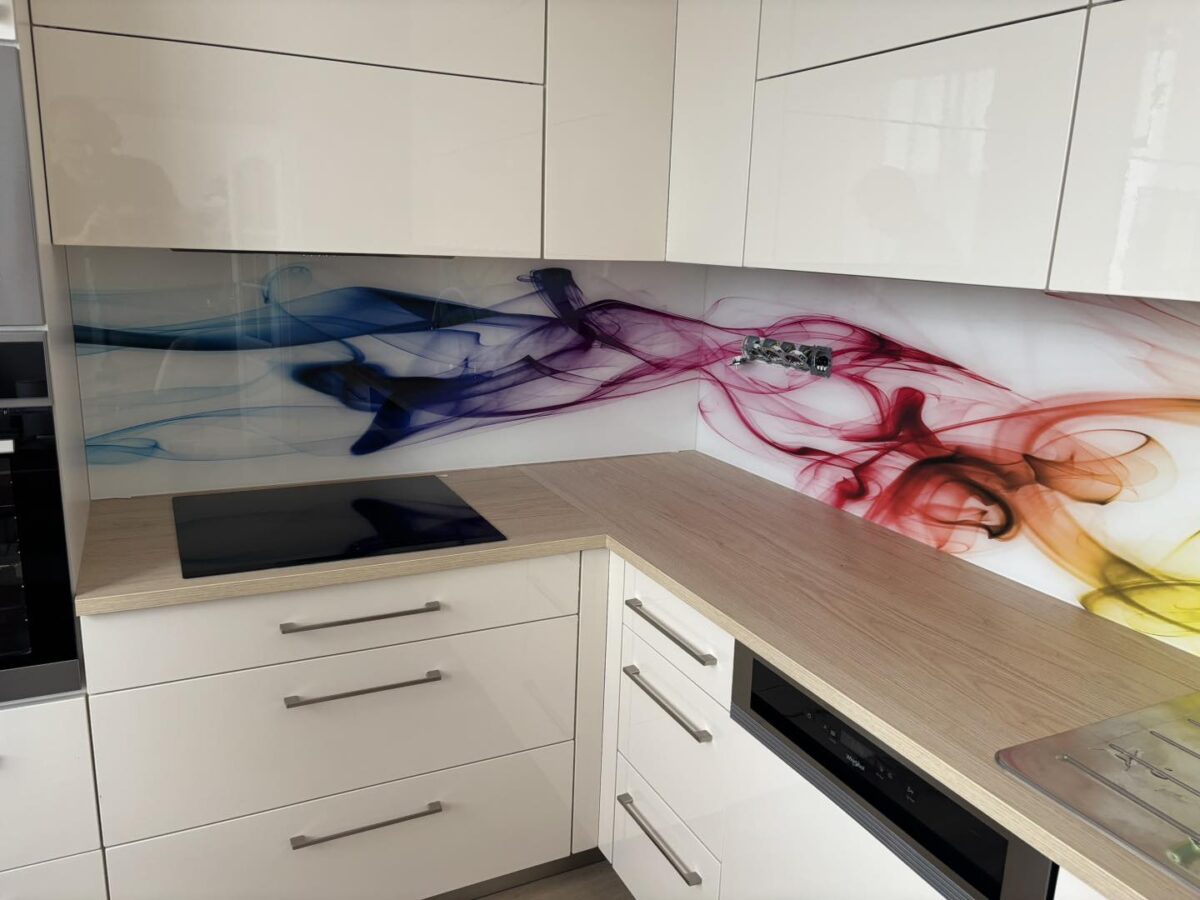 Světlá kuchyně s originálním barevným sklem mezi linku (Most)