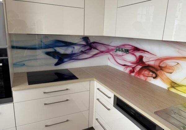 Světlá kuchyně s originálním barevným sklem mezi linku (Most)