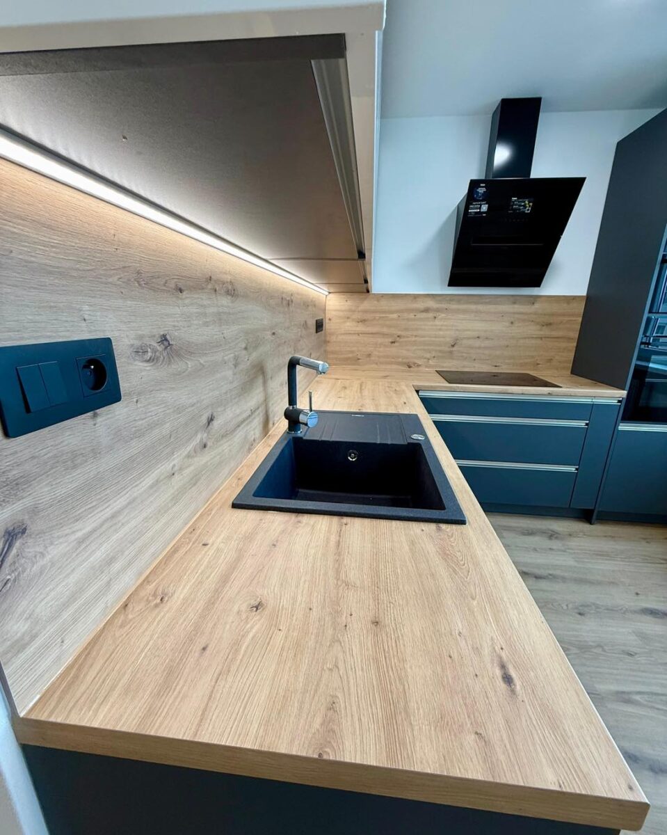 Elegantní černobílá kuchyně do L s dřevodekorem (Kadaň)