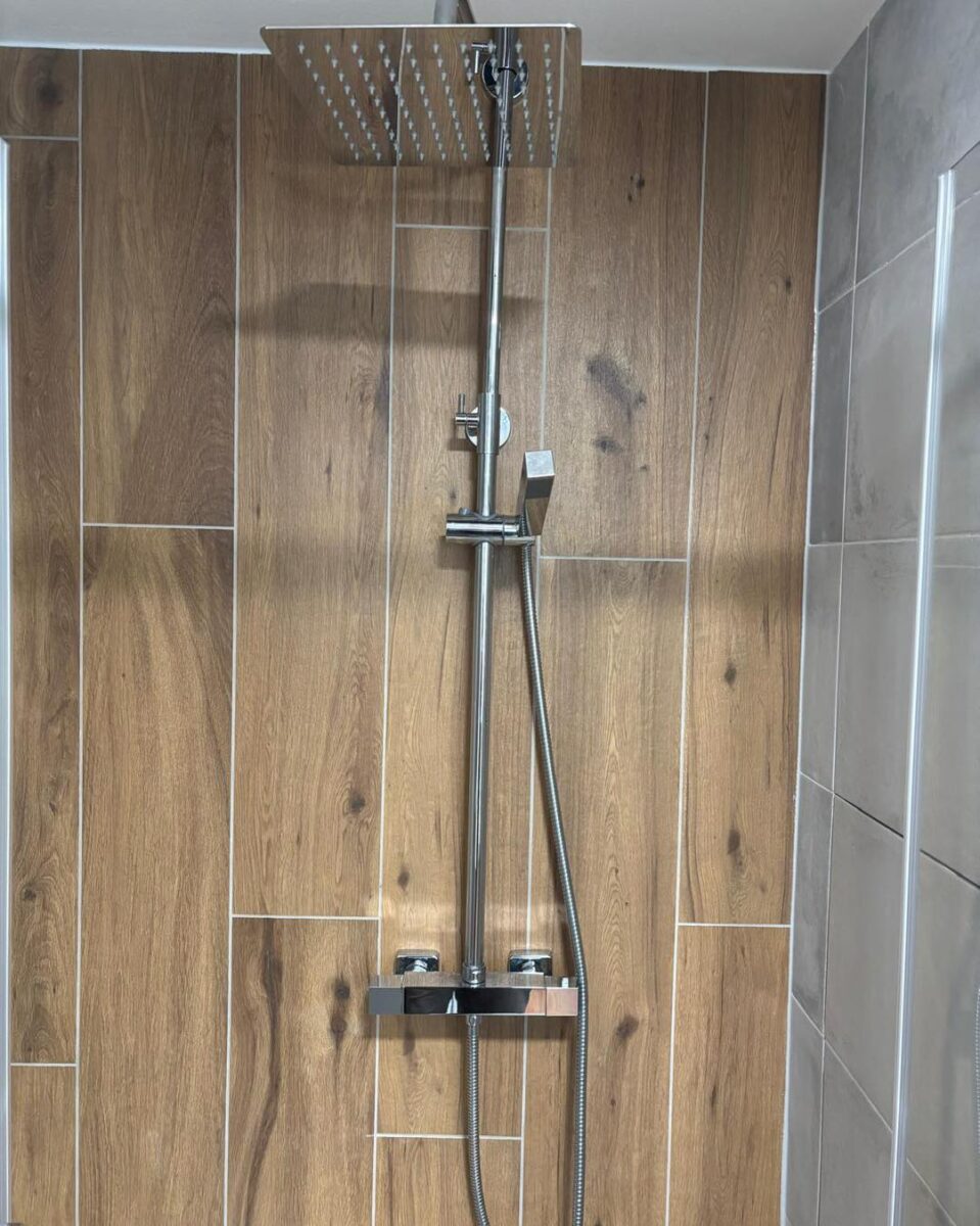 Malá koupelna v dekoru dřeva a kamene se sprchovým koutem s obloženým sedátkem (Žatec)