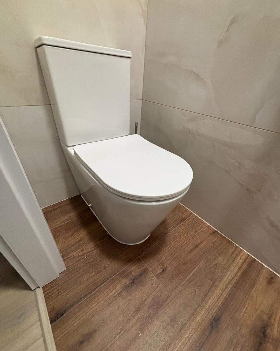 Mramorová koupelna v kombinaci se dřevem (Most)