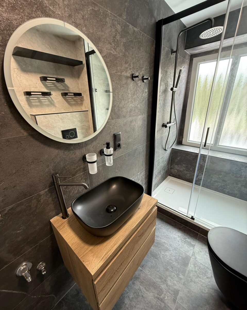 Krásná koupelna s velkoformátovými obklady v dekoru břidlice a černými zařizovacími předměty (Most)