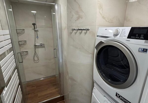 Mramorová koupelna v kombinaci se dřevem (Most)