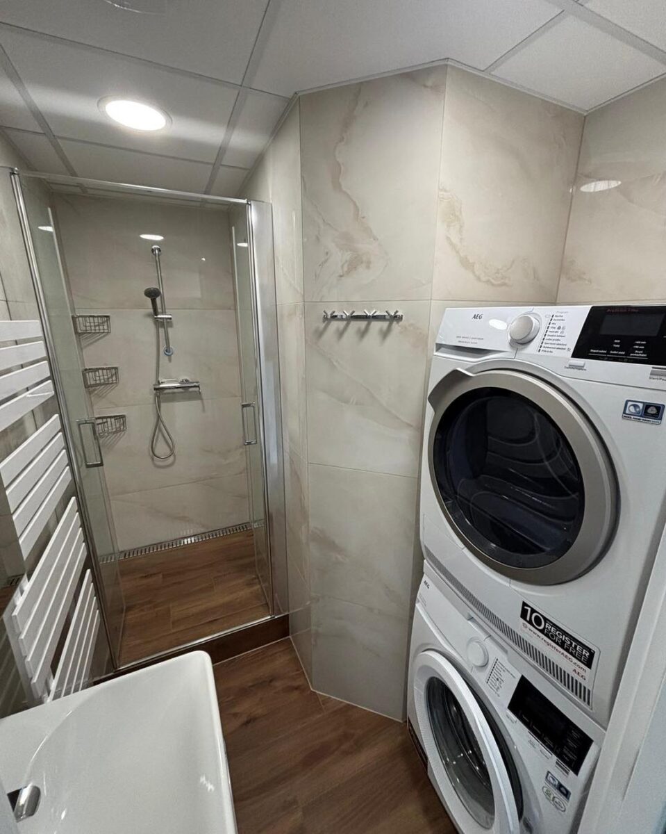 Mramorová koupelna v kombinaci se dřevem (Most)