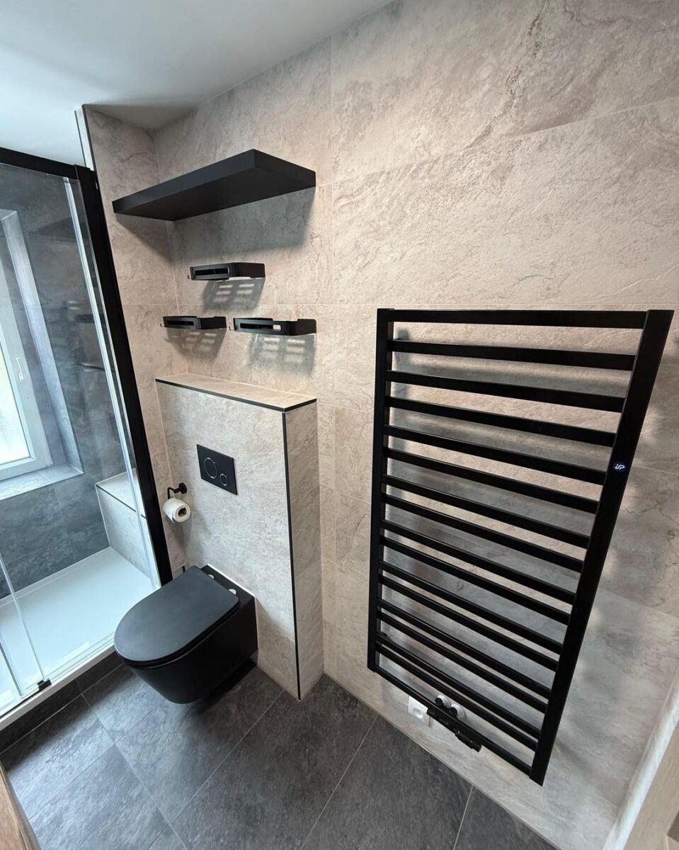 Krásná koupelna s velkoformátovými obklady v dekoru břidlice a černými zařizovacími předměty (Most)