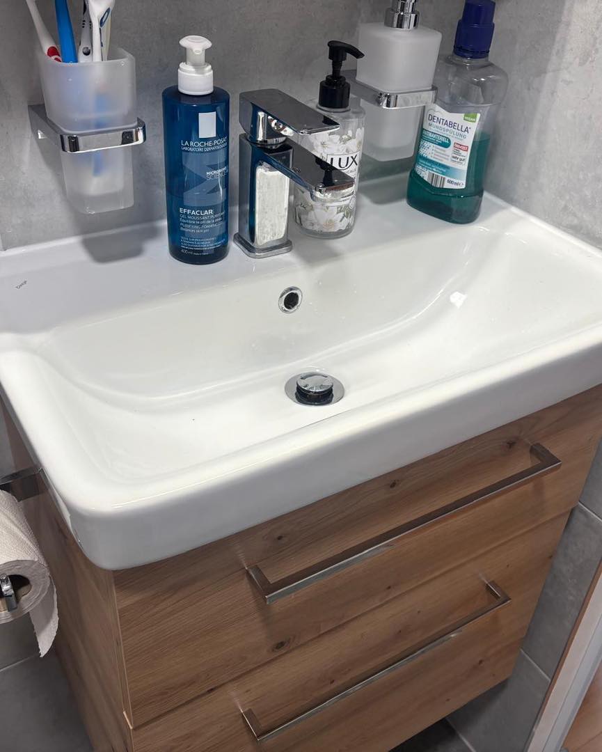 Malá koupelna v dekoru dřeva a kamene se sprchovým koutem s obloženým sedátkem (Žatec)