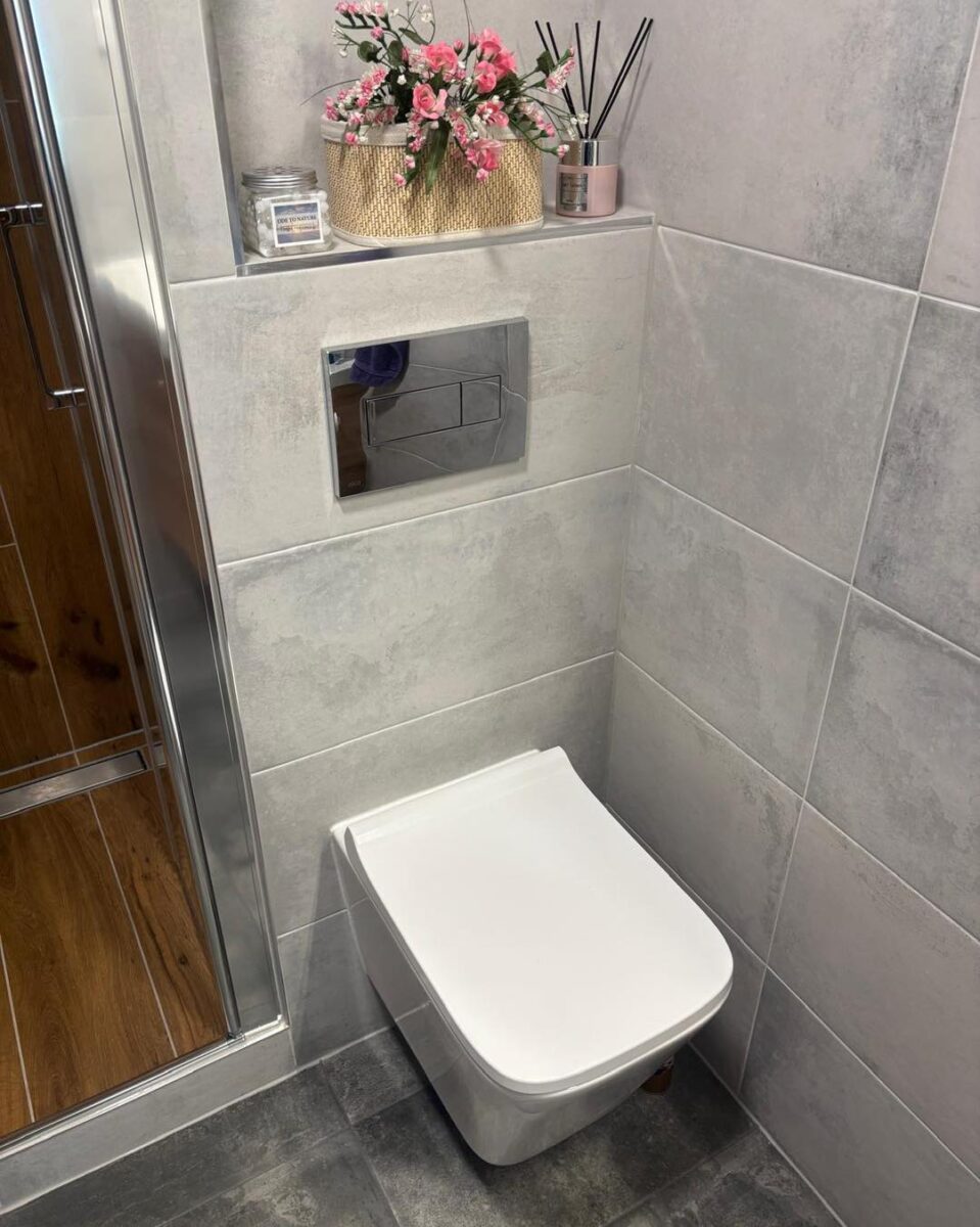 Malá koupelna v dekoru dřeva a kamene se sprchovým koutem s obloženým sedátkem (Žatec)